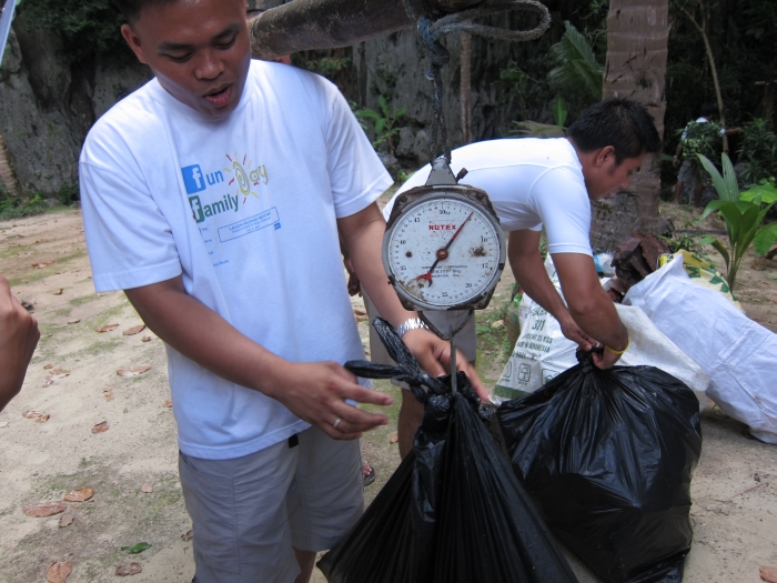 Weighing the bounty. Whing from MIR Accounting checks if the scale is correct.