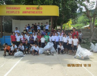 Students, parents and barangay officials of Maytegued, together with Apulit staff members, capped off the activity with a smile. 