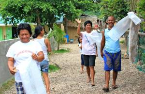 Samahan ng mga Mangingisda sa Kiminawit (SAMKI) President Mariano joining the Sitio-wide clean-up
